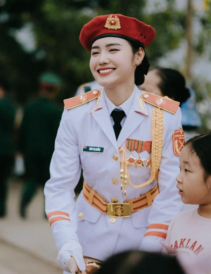 1745305365-anh-7-69494-width1000height1300 Cô gái Bắc Giang nhan sắc gây sốt trong ‘khối hoa hậu’ diễu binh 30/4 - 6