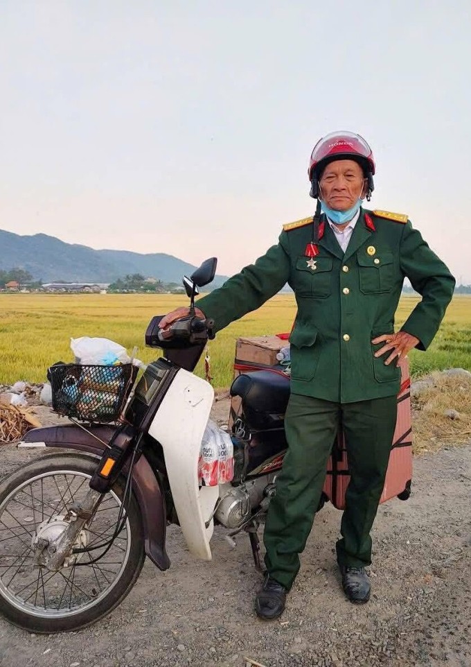 Ông Thanh và chiếc xe máy cùng ông đi xuyên Việt. Ảnh: Nhân vật cung cấp