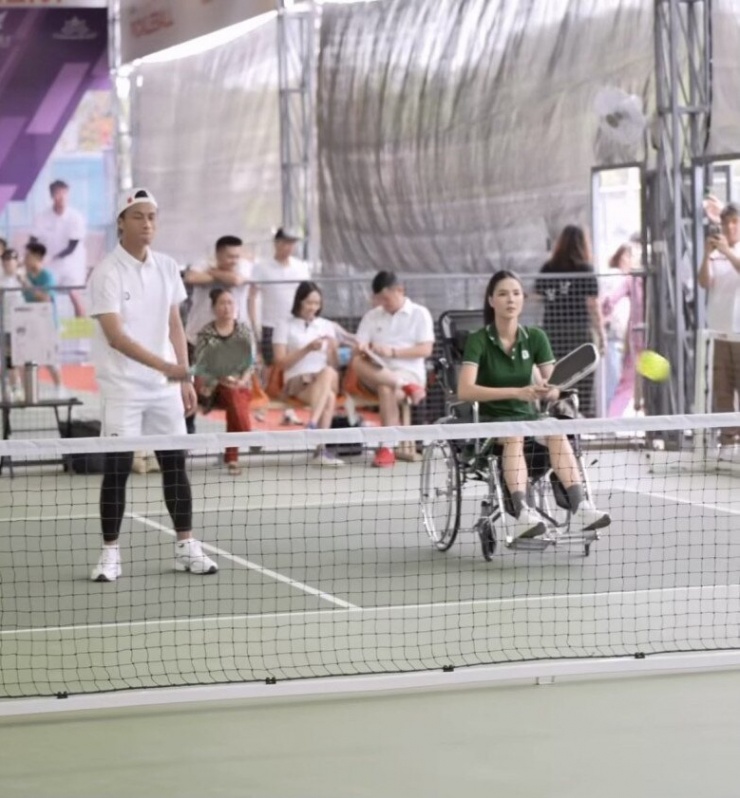 Sao Việt ngồi xe lăn, xước mặt bởi cùng một lý do: Vợ Mạc Hồng Quân phải phẫu thuật, Bảo Thanh