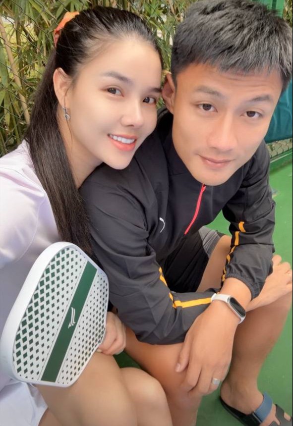 Sao Việt ngồi xe lăn, xước mặt bởi cùng một lý do: Vợ Mạc Hồng Quân phải phẫu thuật, Bảo Thanh