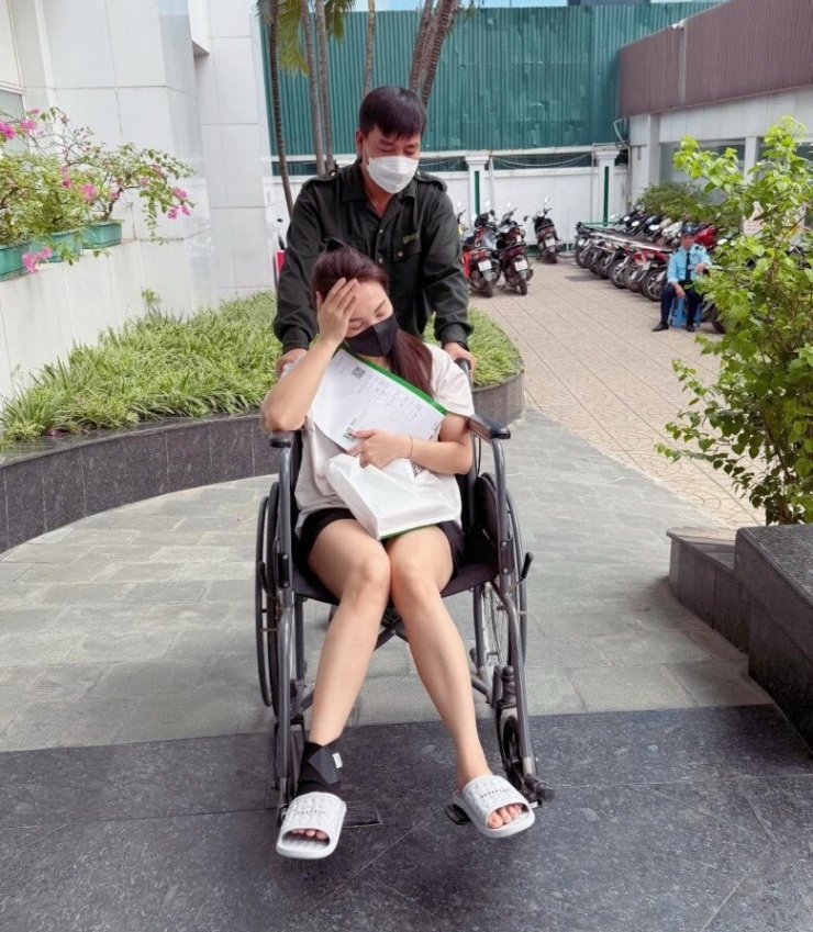 Sao Việt ngồi xe lăn, xước mặt bởi cùng một lý do: Vợ Mạc Hồng Quân phải phẫu thuật, Bảo Thanh