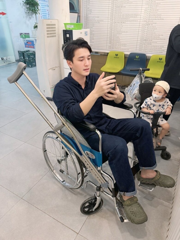 Sao Việt ngồi xe lăn, xước mặt bởi cùng một lý do: Vợ Mạc Hồng Quân phải phẫu thuật, Bảo Thanh