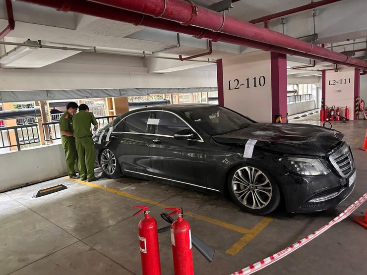 Công an niêm phong ô tô bị cháy để điều tra và có kết luận là do chập điện. Ảnh: Linh An