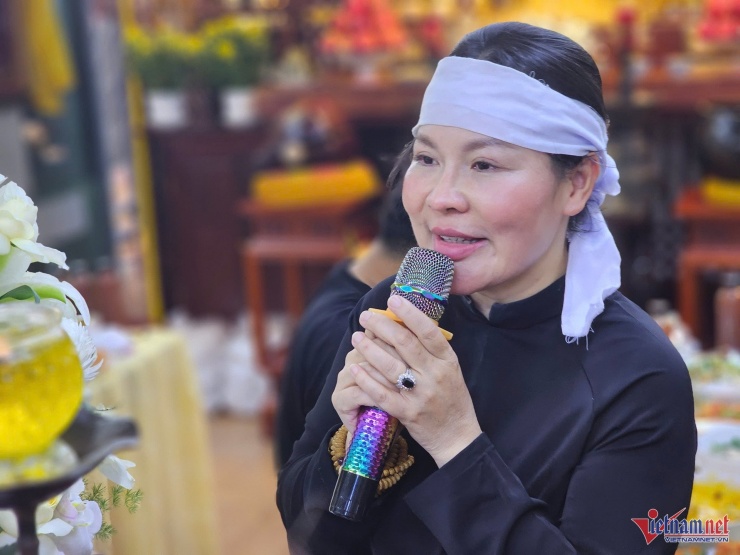 Chị Tiền - vợ Quý Bình biết ơn các nghệ sĩ, khán giả có mặt đông đủ, cùng nhau tưởng nhớ cố diễn viên.