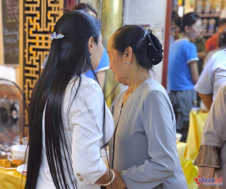 Lúc gặp nghệ sĩ Ngọc Huyền, mẹ diễn viên Quý Bình nức nở hồi lâu.
