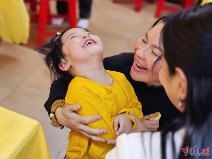 Ngọc Huyền thân thiết với Ngọc Tiền, xóa tan tin đồn mâu thuẫn. Vợ Quý Bình bảo con trai gọi Ngọc Huyền là