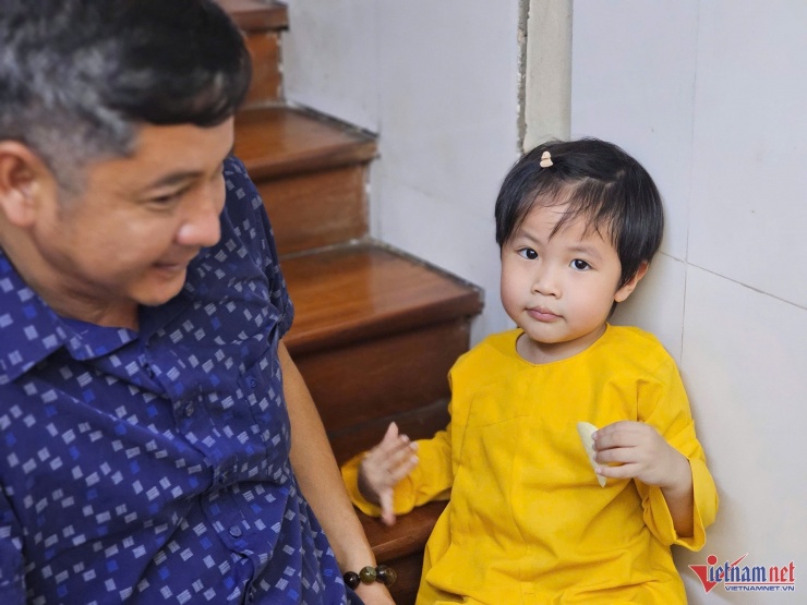 Bé Eric - con trai của vợ chồng Quý Bình - vô tư chơi đùa. Chị Ngọc Tiền nói bé còn quá nhỏ, chưa ý thức đầy đủ về sự ra đi của cha.