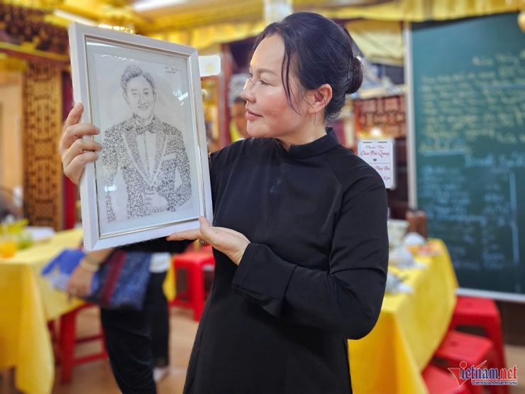 Chị Tiền xúc động khi nhận bức tranh vẽ diễn viên Quý Bình và bức tâm thư từ một khán giả. Chị nói sẽ đọc và cất giữ cẩn thận món quà sau lễ cúng.