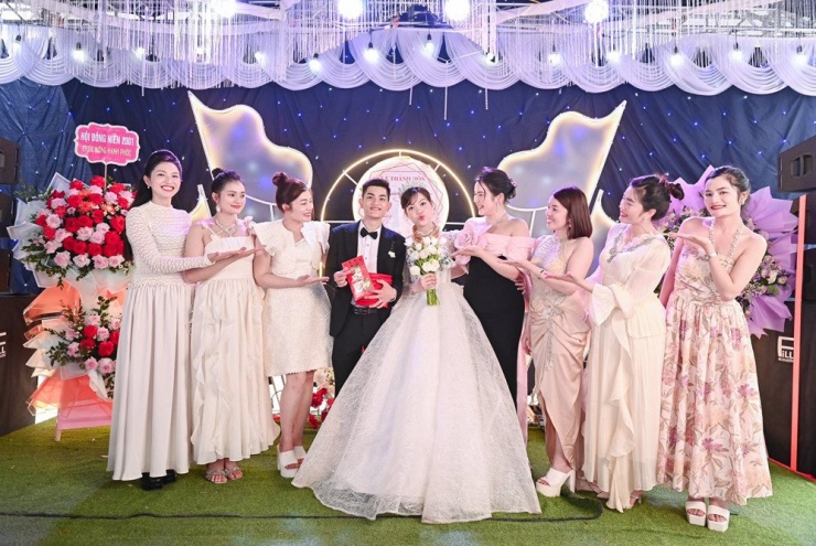 Hường hạnh phúc khi được 7 chị gái chồng yêu thương 