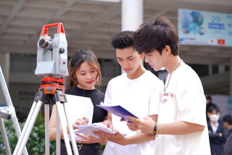 Theo đề án đào tạo, sinh viên sẽ được tham gia thực hành, thực tập trực tiếp tại các dự án metro đang triển khai, phối hợp cùng các nhà thầu lớn… giúp sinh viên nhanh chóng làm quen môi trường làm việc thực tế, đáp ứng ngay yêu cầu tuyển dụng của các đơn vị vận hành metro sau khi ra trường.