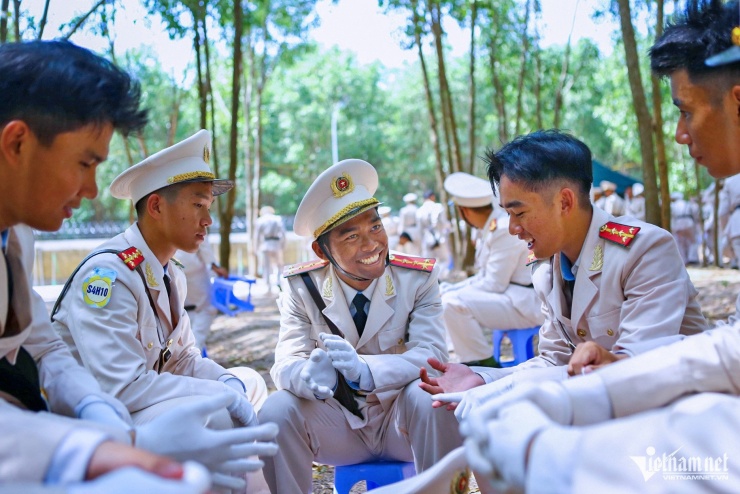 1745464132-w-dieu-binh13-89523-36852-width1875height1250 Rơ Lan Hưng nổi bật với làn da ngăm đen đang trò chuyện cùng đồng đội. Ảnh: Hoàng Anh