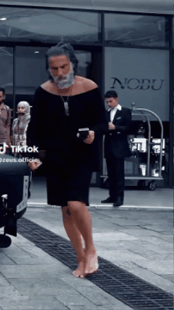 Sự thật về người đàn ông ăn mặc rách rưới, đi chân đất, lái siêu xe - 4