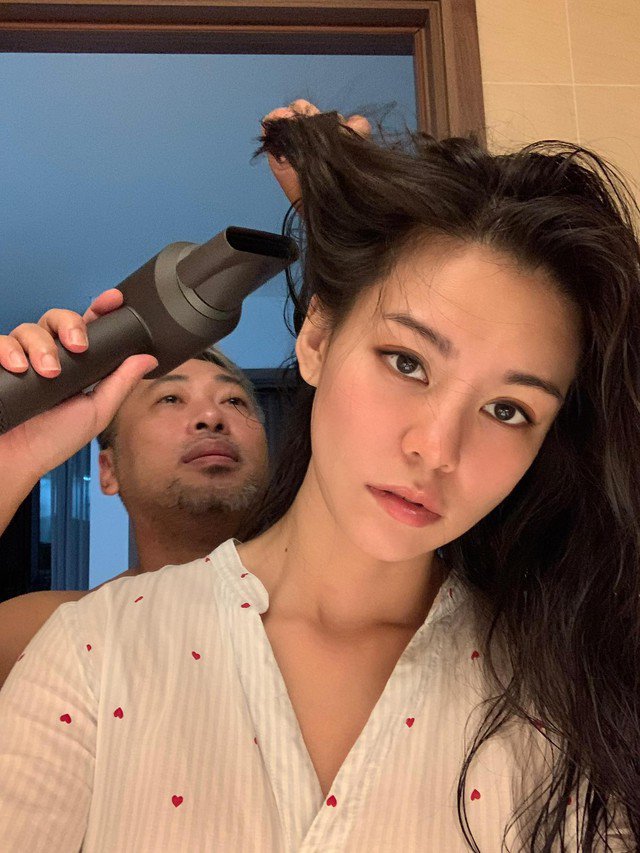 Từ khi công khai, Bùi Lan Hương không ngần ngại chia sẻ khoảnh khắc lãng mạn hay những cử chỉ đơn giản mà bạn trai giành cho mình.