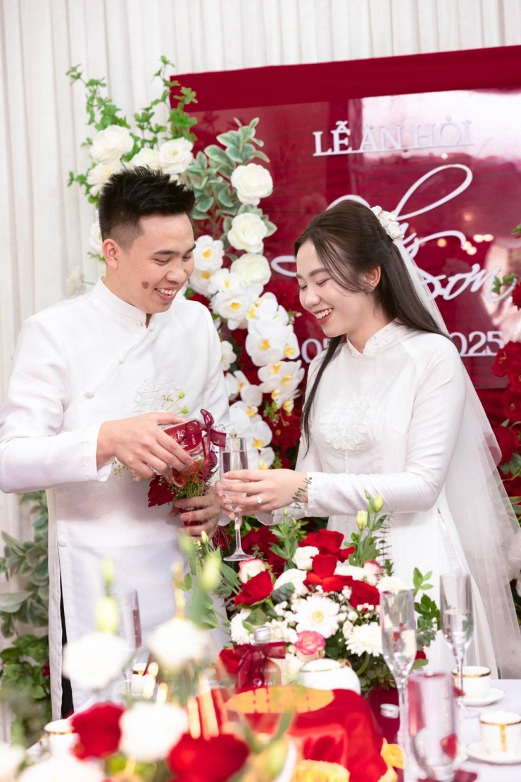 Cặp đôi kết hôn sau 4 năm yêu 