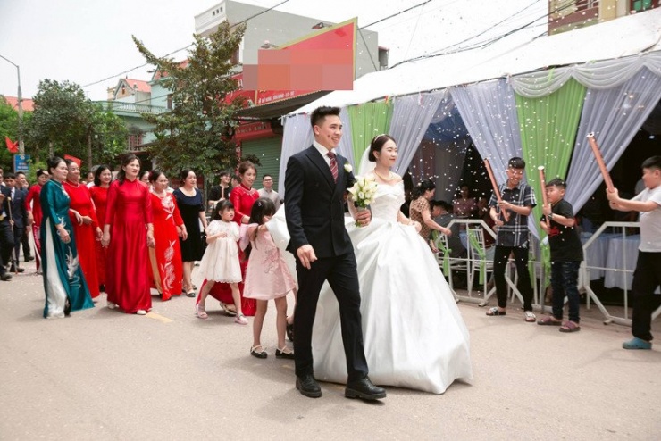 Chú rể đi bộ đón vợ về dinh 