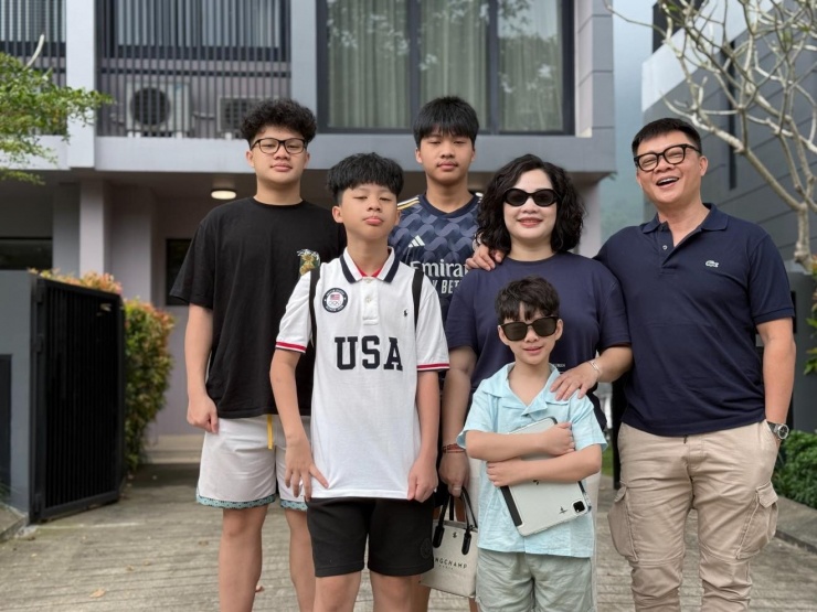 MC Quang Minh kết hôn năm 2007, có bốn con trai.