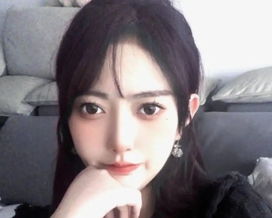 Chi 21 tỷ cho nữ streamer nhưng vẫn không được nắm tay, cuộc gặp gỡ vô tình sau đó khiến fan nam phải