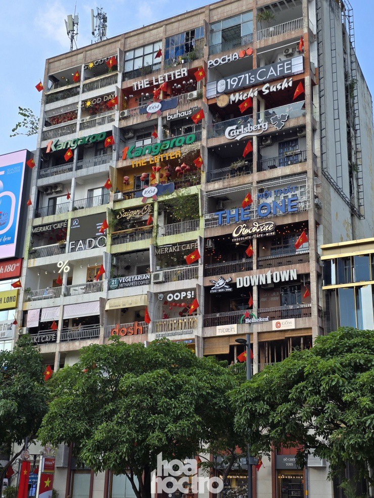 1745552285-hht-toanha01-8866-9438-width1966height2621 Quốc kỳ tung bay, xuất hiện trên khắp các truyến đường, tòa nhà ở trung tâm TP.HCM.