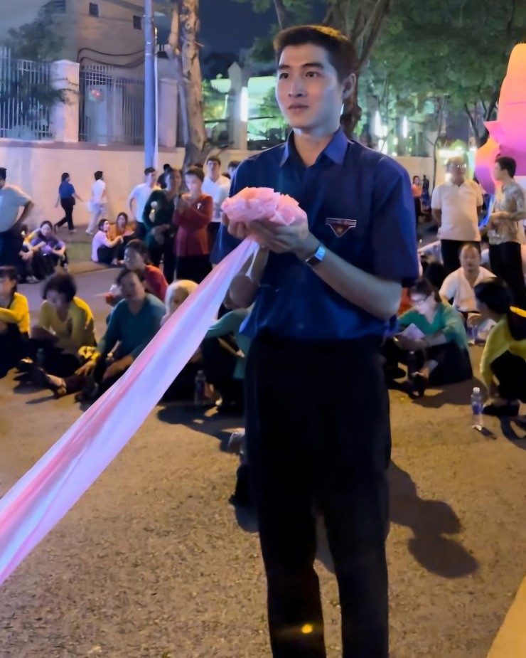 1745552290-thiet-ke-chua-co-ten-14-3545-4355-width1440height1800 Lê Hoàng Bảo hiện là sinh viên năm 2, trường Đại học Giao thông Vận tải.