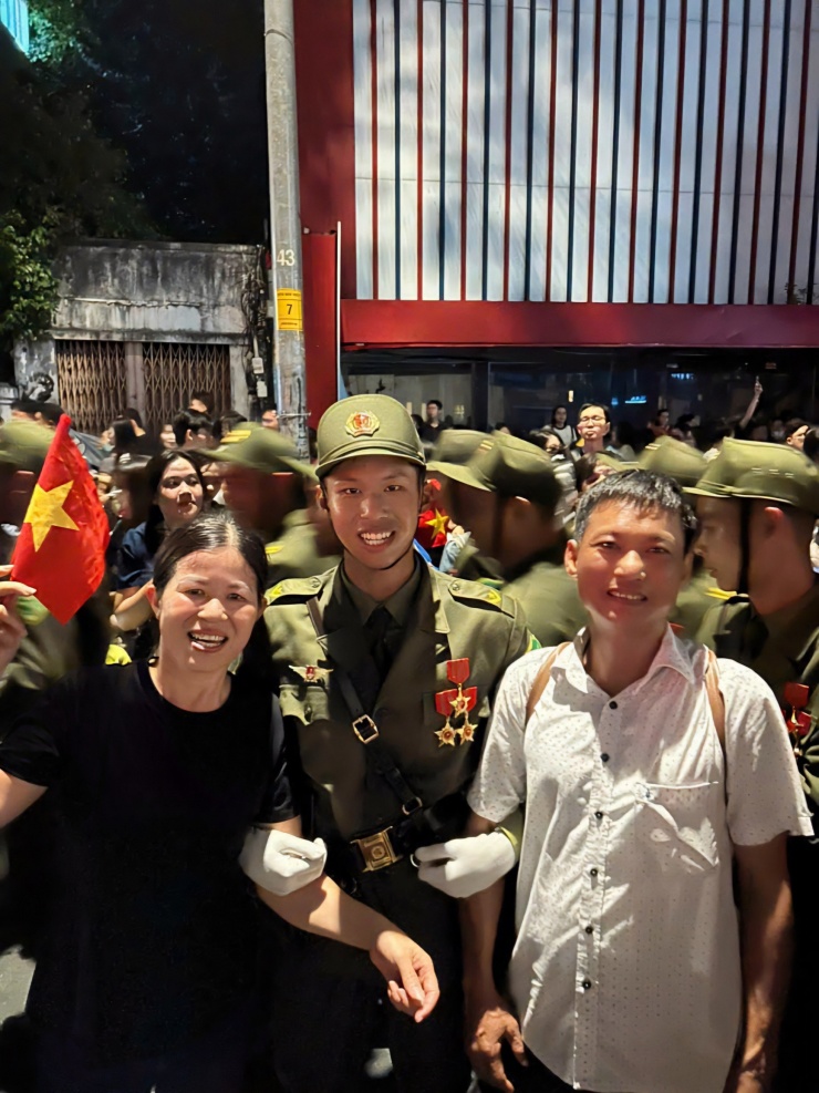 1745552294-24-209-202-width1966height2621 Khoảnh khắc các chiến sĩ chụp ảnh cùng những em nhỏ trước giờ tổng hợp luyện diễu binh, diễu hành lần 2 vào ngày 22/4. Clip: Tôn Huy.