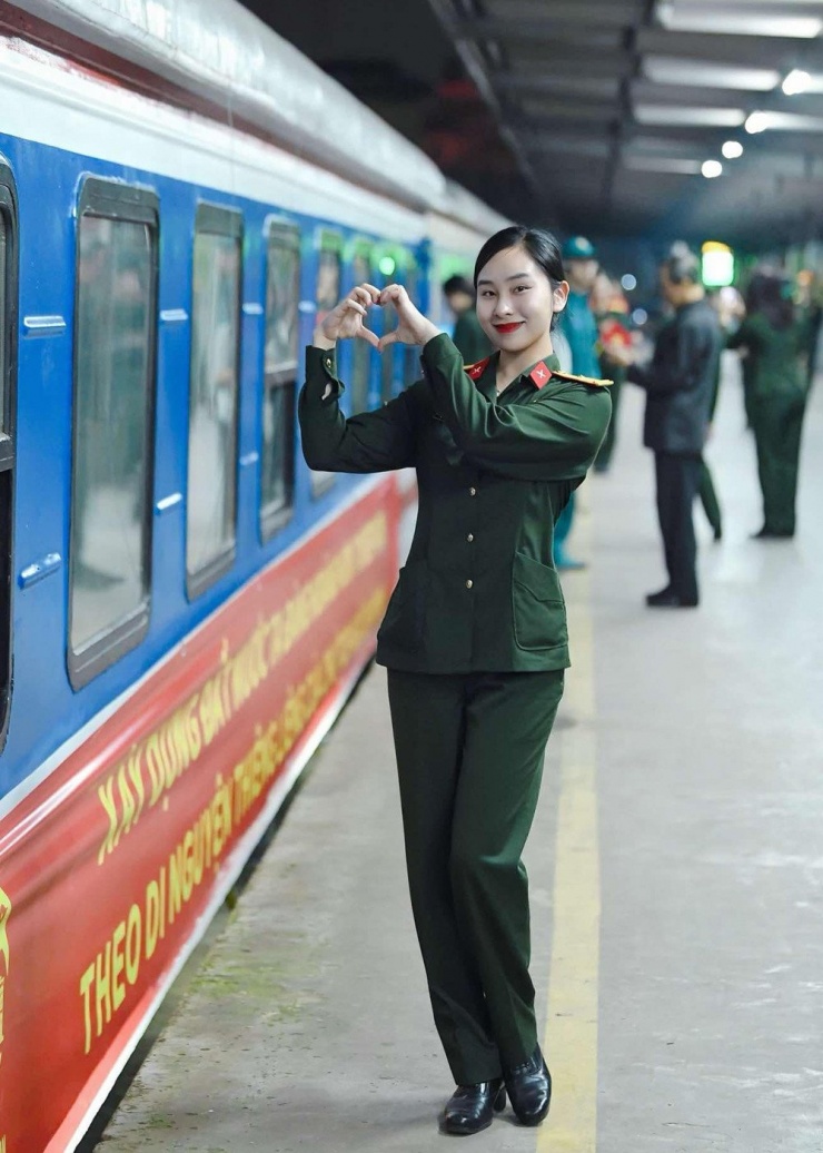 Cô gái Hà Nội diễu binh 30/4 ‘gây sốt’ bởi nhan sắc xinh đẹp, học vấn đáng nể - 5