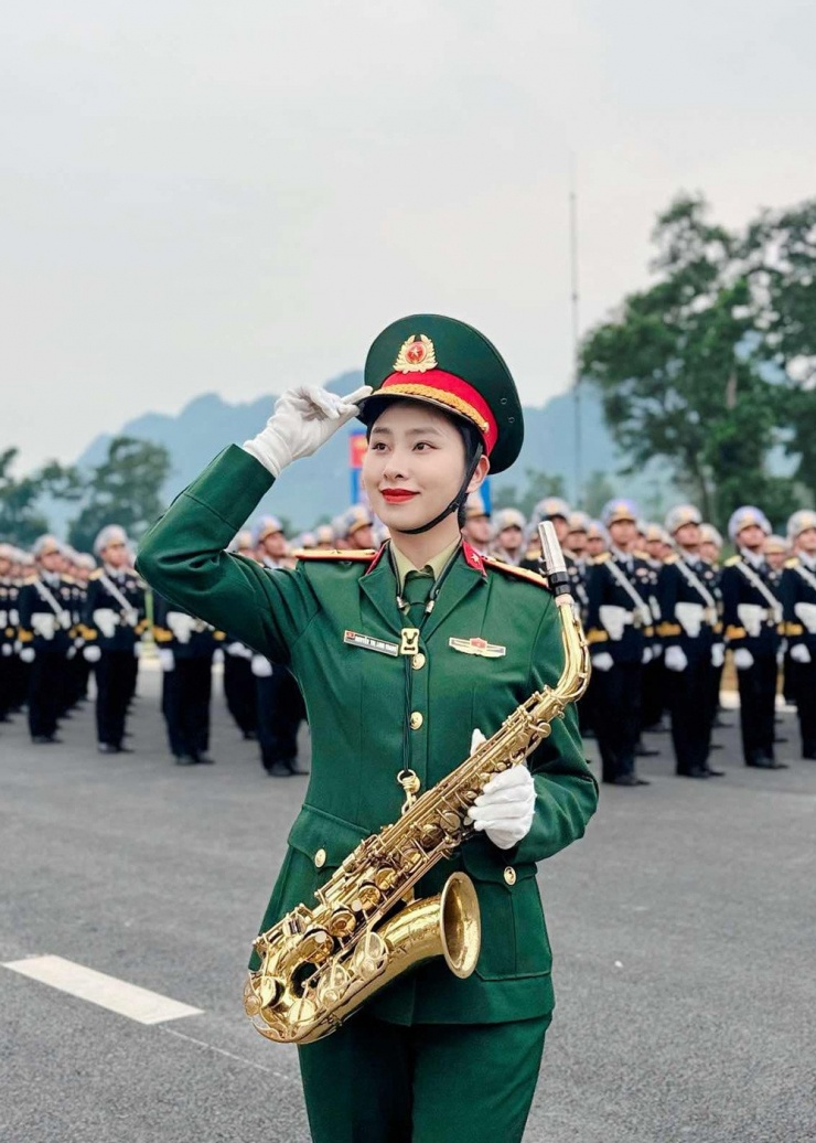 Cô gái Hà Nội diễu binh 30/4 ‘gây sốt’ bởi nhan sắc xinh đẹp, học vấn đáng nể - 6