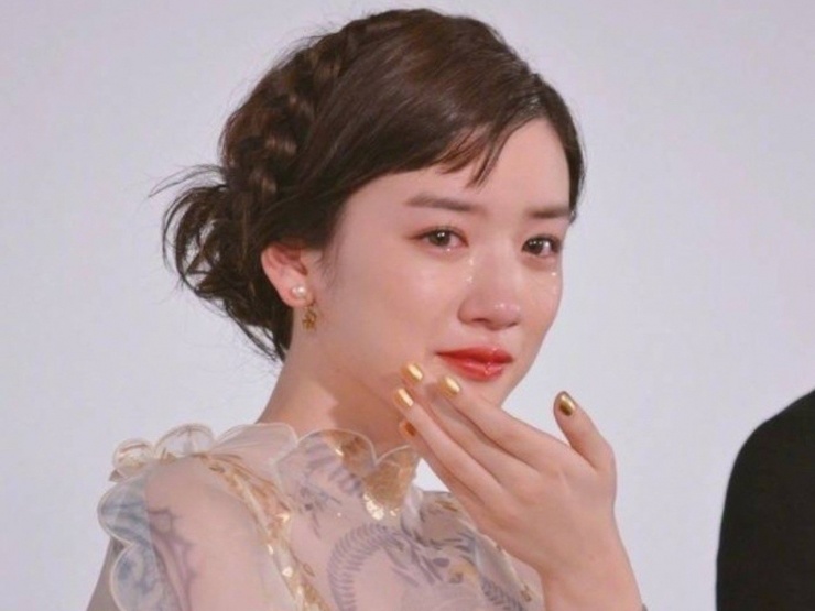 Tên tuổi của cô thực sự bùng nổ vào năm 2017, khi clip ghi lại khoảnh khắc rơi nước mắt của cô tại sự kiện quảng bá phim lan truyền mạnh mẽ trên mạng xã hội. Khi lắng nghe lời chia sẻ xúc động từ tác giả nguyên tác truyện tranh mà cô thủ vai chính, Mei Nagano không kìm được nước mắt. Khoảnh khắc đó khiến cô được ưu ái gọi bằng loạt mỹ danh như “tiên nữ rơi lệ”, “mỹ nữ khóc đẹp nhất màn ảnh Nhật”.