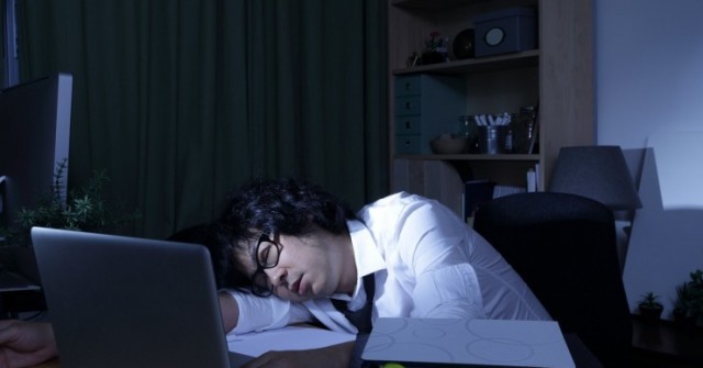 Nhân viên văn phòng đột tử sau 18 ngày làm thêm giờ liên tục 1745564053 586 thumbnail width740height495 anh cat 3 2 auto cropjpg 1