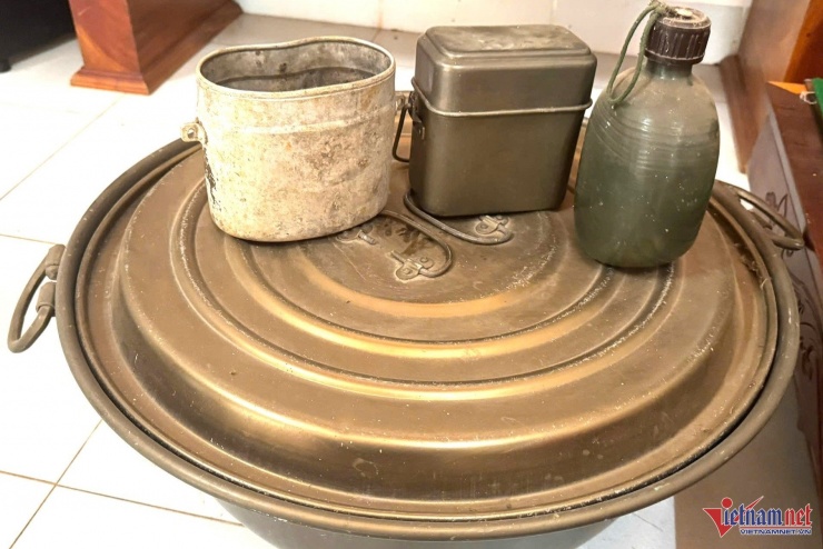 1745568889-w-z8-5069d95b0e93e9928a8a1d37e7-77610-width1900height1266 Những đồ vật ông Tính còn lưu giữ từ thời chiến tranh. Ảnh: Hải Dương