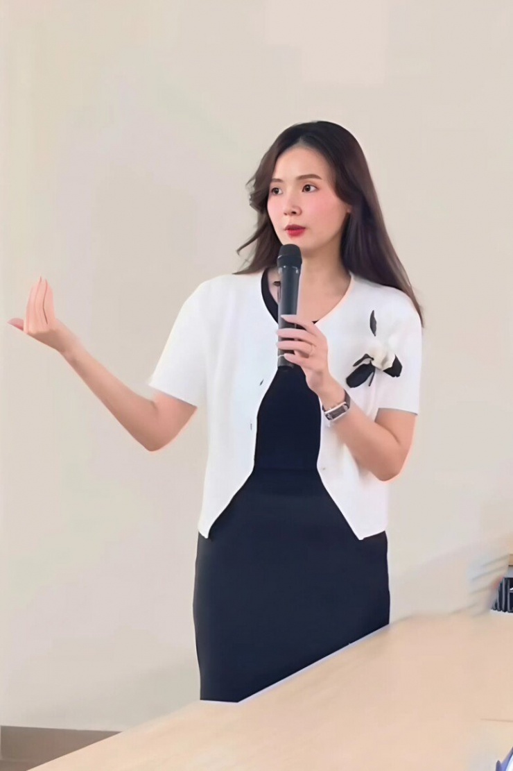 "Thần tiên tỷ tỷ" Midu để lộ nhan sắc thật khi làm giảng viên đại học, dở khóc dở cười khi thấy học sinh chụp lén 1745573003 than tien ty ty midu de lo nhan sac that khi lam giang vien dai hoc do khoc do cuoi khi thay hoc sin 7 snapedit 0 jpeg 1303 2 width780height1171