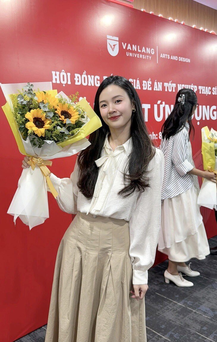 "Thần tiên tỷ tỷ" Midu để lộ nhan sắc thật khi làm giảng viên đại học, dở khóc dở cười khi thấy học sinh chụp lén 1745573003 than tien ty ty midu de lo nhan sac that khi lam giang vien dai hoc do khoc do cuoi khi thay hoc sin img71 1113 108 width730height1148