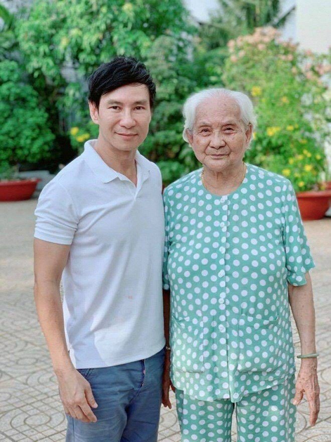 Lý Hải khóc nức nở nhắc đến mẹ ruột trăm tuổi, nhớ vụ tai nạn mẹ đập đầu xuống đường bất tỉnh - 3