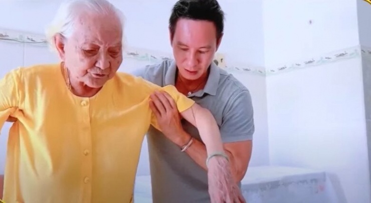 Lý Hải khóc nức nở nhắc đến mẹ ruột trăm tuổi, nhớ vụ tai nạn mẹ đập đầu xuống đường bất tỉnh - 5