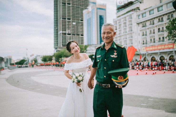 Vợ chồng U60 chụp ảnh cưới ở bến Bạch Đằng nhận hàng nghìn lượt 'thả tim' - 2