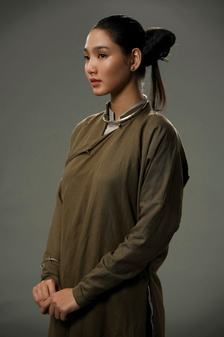 "Nàng thơ" sinh năm 2008 của Victor Vũ: 11 tuổi làm Đại sứ Áo dài VN, nhan sắc trong veo được "săn đón" ngay ở trường 1745627305 nang tho sinh nam 2008 cua victor vu 11 tuoi lam dai su ao dai viet nam nhan sac trong veo duoc san 01 1 4 1 7 3141 745 width780height1171