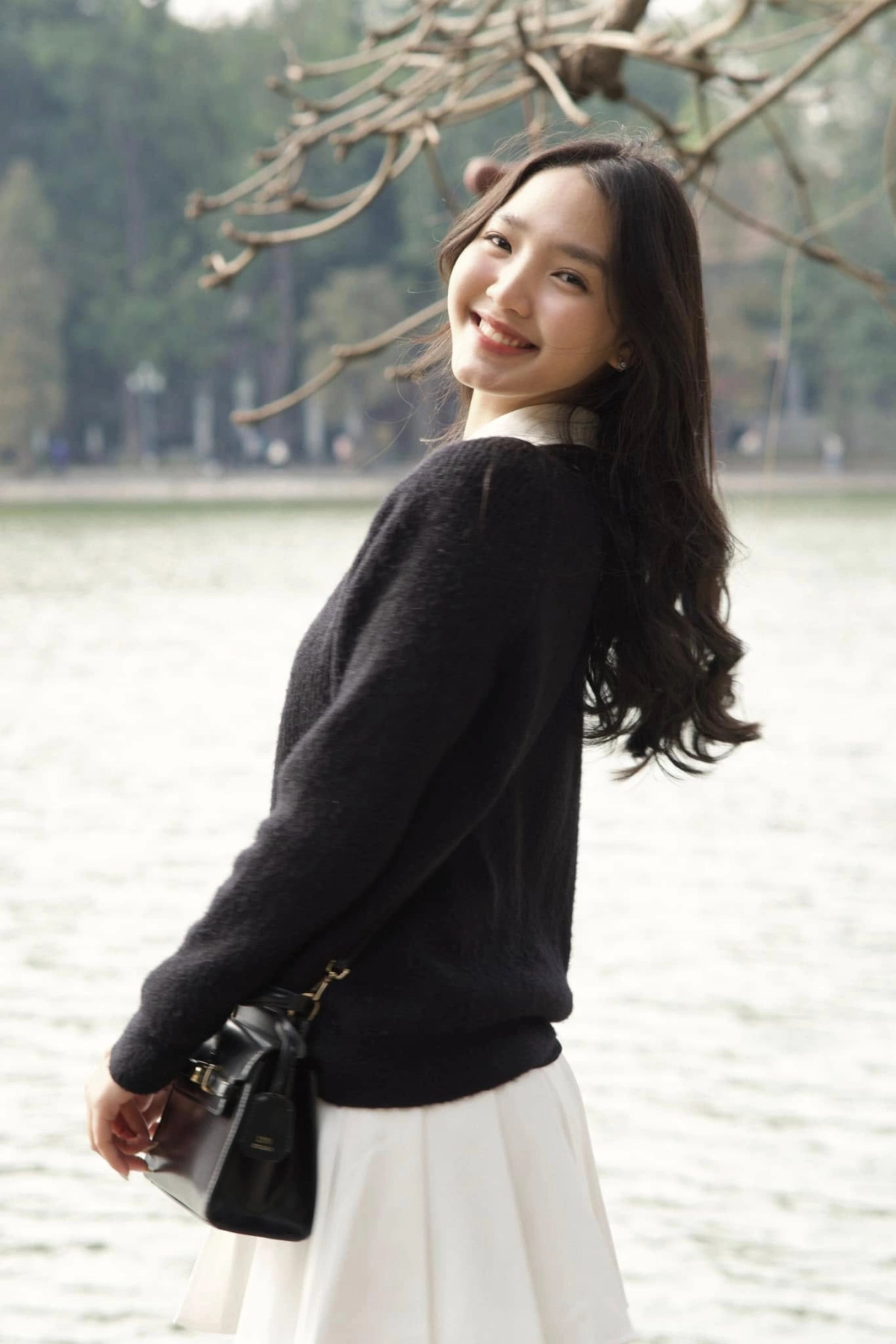 "Nàng thơ" sinh năm 2008 của Victor Vũ: 11 tuổi làm Đại sứ Áo dài VN, nhan sắc trong veo được "săn đón" ngay ở trường 1745627305 nang tho sinh nam 2008 cua victor vu 11 tuoi lam dai su ao dai viet nam nhan sac trong veo duoc san minh anh dong phim victor vu6 3 3311 97 widthheight