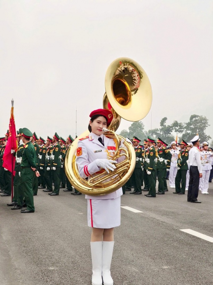 Thơm mang chiếc kèn nặng 19kg tập luyện suốt 4 tháng qua