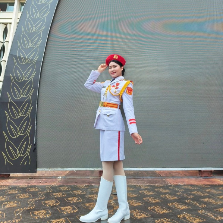 Nữ chiến sĩ 'khối hoa hậu' vác kèn nặng 19kg tập diễu binh thu hút sự chú ý - 4