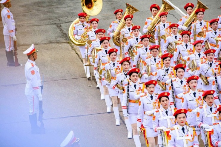 Nữ chiến sĩ cùng chiếc kèn to nặng là một trong những điểm nhấn của khối