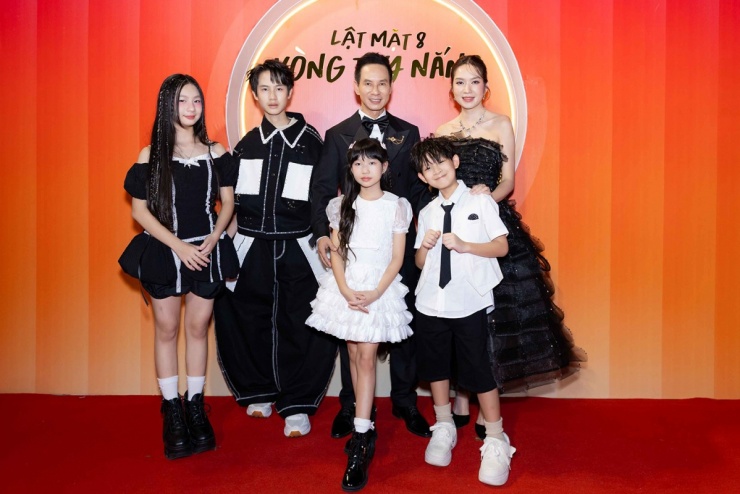 Từ trái qua: bốn con của Lý Hải - Cherry (12 tuổi), Rio (13 tuổi), Sunny (11 tuổi) và Mio (chín tuổi) đều tham gia phim. Đạo diễn gọi vui các bé là