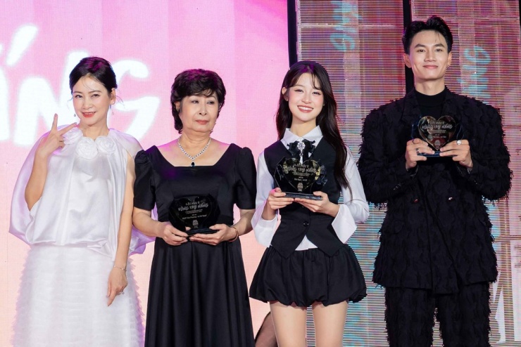 Từ trái qua: nghệ sĩ Tuyết Thu, Kim Phương, Lê Huỳnh Bảo Ngọc, Đoàn Thế Vinh. Dự án mới của Lý Hải quy tụ nhiều gương mặt trẻ, đa số chưa có kinh nghiệm đóng điện ảnh. Đạo diễn cho biết chỉ chọn người hợp vai, không đi tìm những