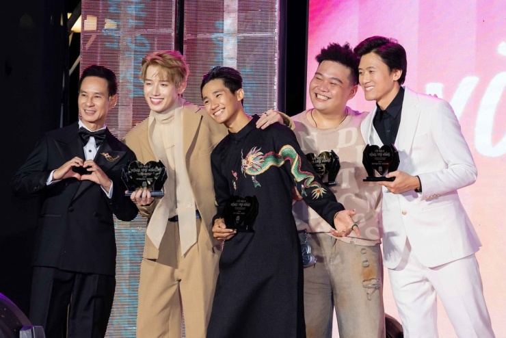 Với Lật mặt 8, Lý Hải tiếp tục khai thác đề tài mâu thuẫn gia đình. Anh gửi thông điệp về câu chuyện người trẻ khát khao thành công, nhưng không nhận được sự ủng hộ từ cha mẹ vì khoảng cách thế hệ. Tác phẩm ra mắt dịp 30/4, đối đầu với Thám tử Kiên của Victor Vũ.