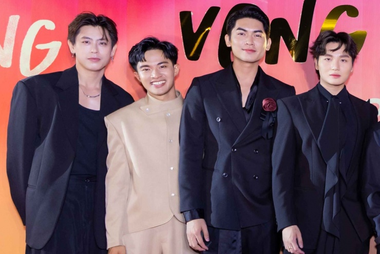 TikToker Lê Tuấn Khang (thứ hai từ trái qua) lần đầu đóng điện ảnh với vai một tài xế xe ôm. Cuối năm ngoái, anh từ quê nhà Sóc Trăng lên TP HCM thử vai để học hỏi, giao lưu với các nghệ sĩ, bất ngờ được Lý Hải chọn.