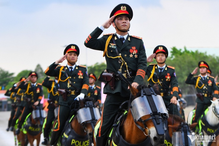 1745642466-w-dieu-binh-30-4-14-1-width1920height1280 Tổng thể, đoàn đã huy động 21 xe, trong đó có 8 xe chở ngựa, đi từ Thái Nguyên vào TPHCM trong 3 ngày 2 đêm