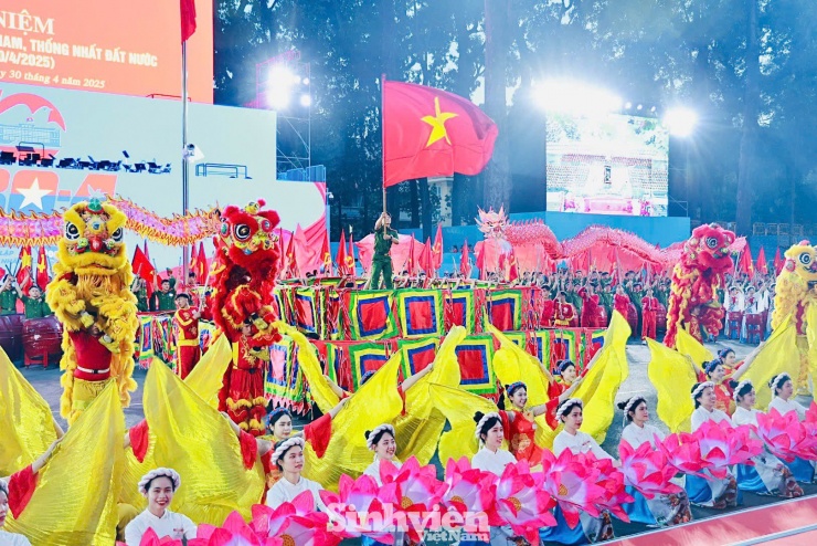 Nữ học viên Học viện Cảnh sát nổi bật tại buổi sơ duyệt diễu binh mừng 50 năm Ngày Giải phóng miền Nam - 15