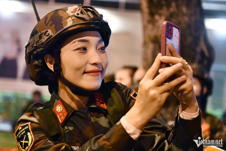 1745742102-w-chien-si-3-50055-width1920height1280 Khoảnh khắc 'lạ' của những người lính trong ngày tổng duyệt diễu binh - 4