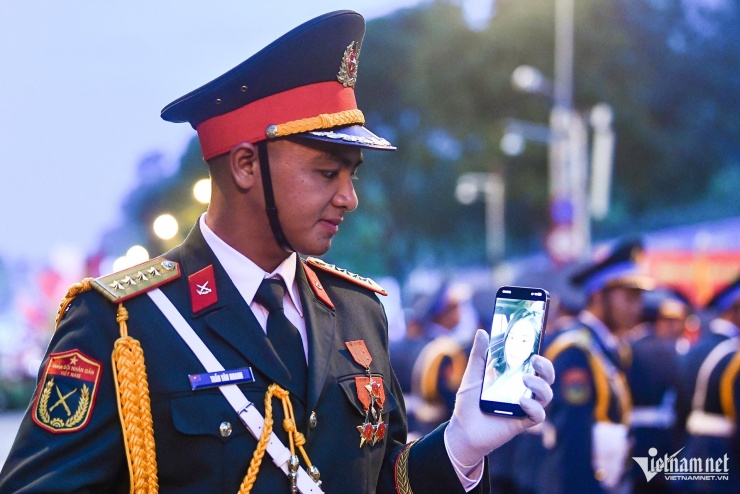 1745742104-w-chien-si-10-50064-width1920height1280 Khoảnh khắc 'lạ' của những người lính trong ngày tổng duyệt diễu binh - 12