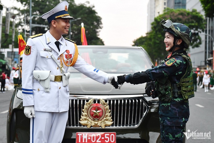 1745742105-w-chien-si-13-50068-width1920height1280 Khoảnh khắc 'lạ' của những người lính trong ngày tổng duyệt diễu binh - 15