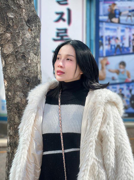 Khả Như dành nhiều thời gian cho công việc. Ảnh: FBNV.