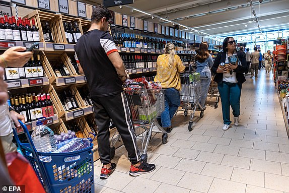 Chùm ảnh hàng loạt thành phố lớn ở châu Âu tê liệt vì mất điện